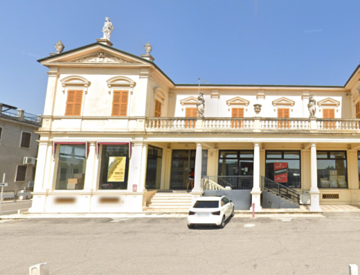 Yamoto Verona: negozio di abbigliamento da moto con vetrine che espongono caschi, giacche e accessori per motociclisti, situato in un edificio storico.