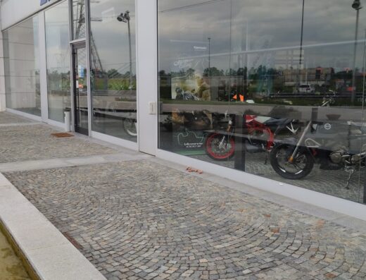 Showroom Zanardi Moto con vetrina che espone motociclette Kawasaki e altri modelli. Servizi di vendita e assistenza per motociclisti.