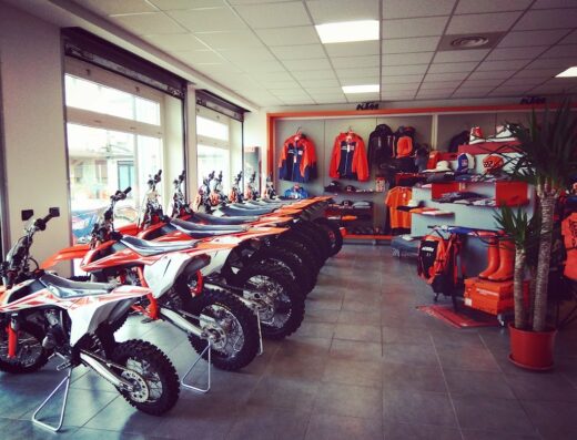 Showroom Zaniolo Moto: esposizione di moto KTM, abbigliamento tecnico e accessori per motociclisti. Servizi di vendita e assistenza.