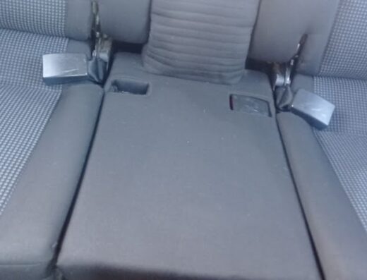 Interni auto: sedili posteriori in tessuto grigio con cinture di sicurezza, ideali per il trasporto sicuro dei passeggeri durante i tuoi viaggi.