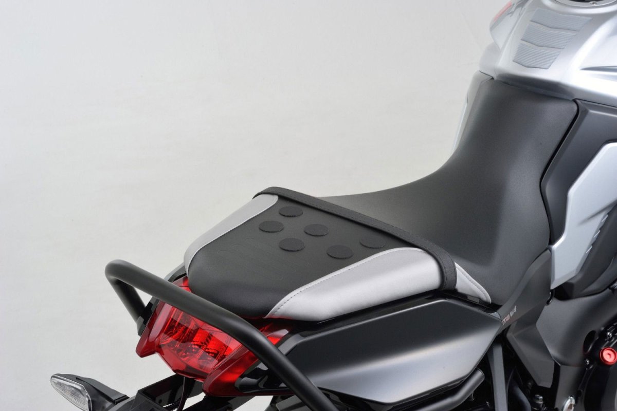 Adesivo antiscivolo per sella moto Daytona - Qualità Professionale 9 Adesivo antiscivolo per sella moto Daytona - Qualità Professionale - immagine 9