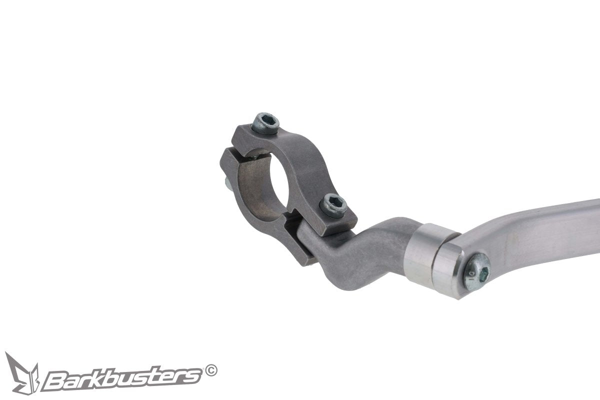 Barkbusters Kit Montaggio Paramani per Moto Guzzi V 85 TT - V85TT Trav 4 Kit di montaggio paramani Barkbusters per Moto Guzzi V 85 TT. Accessorio moto progettato per il turismo adventure, protegge le mani del pilota durante i viaggi su strada e fuoristrada.