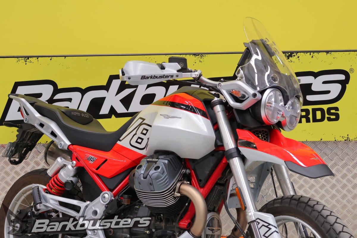 Barkbusters Kit Montaggio Paramani per Moto Guzzi V 85 TT - V85TT Trav 2 Kit montaggio paramani Barkbusters per Moto Guzzi V 85 TT. Protezione mani per motociclisti adventure e turismo. Accessori moto per V85TT Travel.