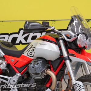 Moto Guzzi V85TT Travel 2024 con kit montaggio paramani Barkbusters, accessorio per protezione mani durante viaggi e avventure in moto.