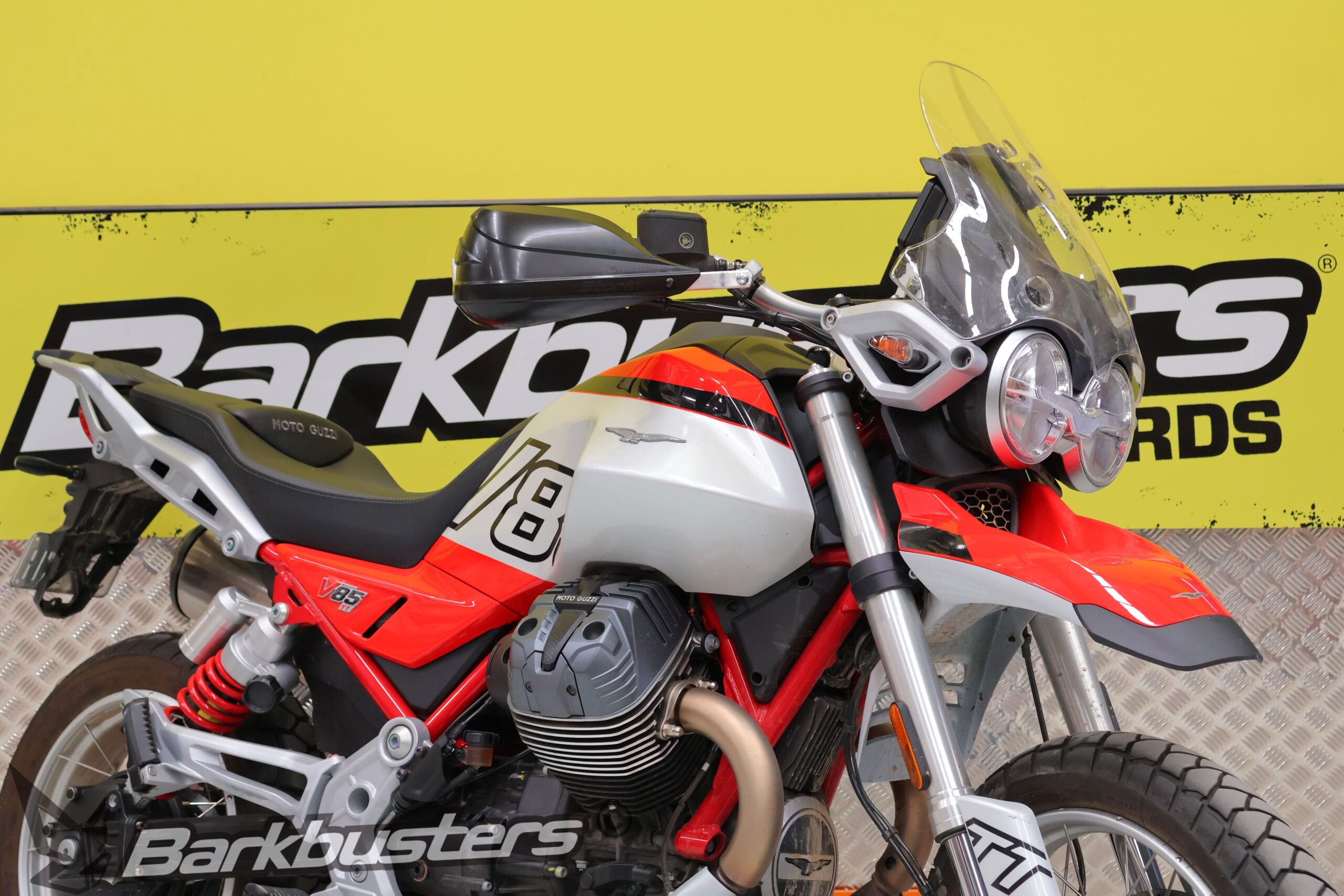 Barkbusters Kit Montaggio Paramani per Moto Guzzi V 85 TT - V85TT Trav 1 Moto Guzzi V85TT Travel 2024 con kit montaggio paramani Barkbusters, accessorio per protezione mani durante viaggi e avventure in moto.
