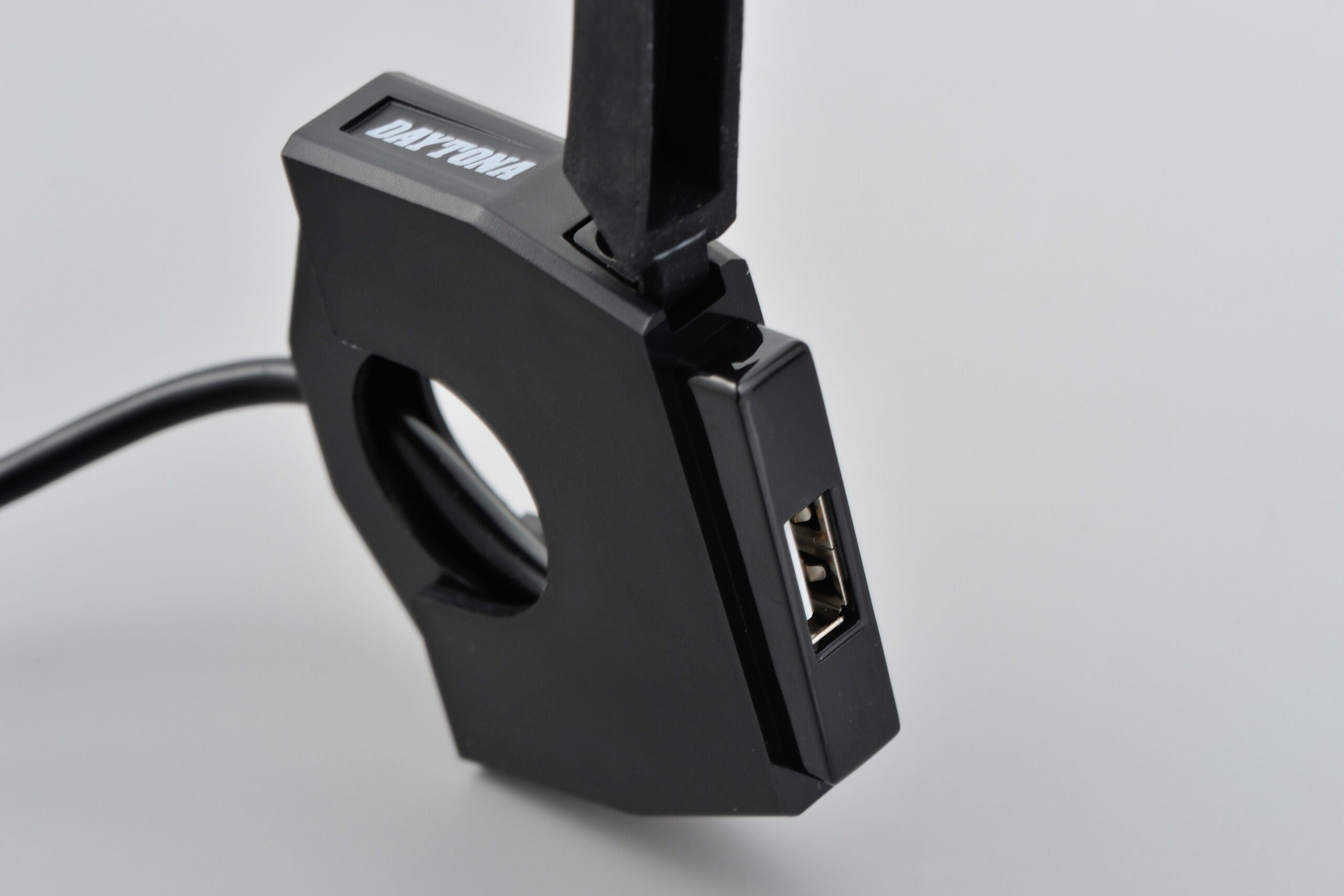 Kit presa USB a manubrio sottile Daytona - Qualità Professionale 1 Kit presa USB a manubrio sottile Daytona - Qualità Professionale