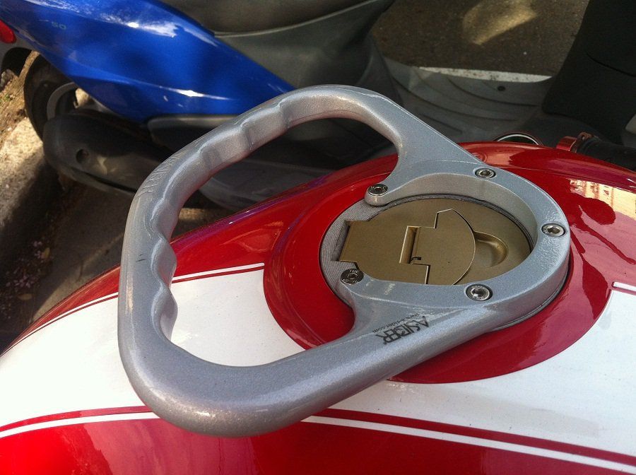 Maniglia passeggero MV Agusta - Ducati - Cagiva a 5 viti A-Sider - Qua 2 Maniglia passeggero MV Agusta - Ducati - Cagiva a 5 viti A-Sider - Qua - immagine 2