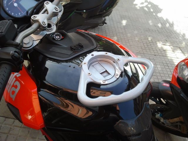 Maniglia passeggero Triumph - MV Agusta - Aprilia a 6 viti A-Sider - Q 2 Maniglia passeggero Triumph - MV Agusta - Aprilia a 6 viti A-Sider - Q - immagine 2