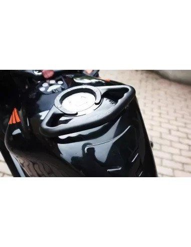 Maniglia serbatoio moto Suzuki HAYABUSA 2021-2024 4 viti A-Sider - Qua 1 Maniglia serbatoio moto Suzuki HAYABUSA 2021-2024 4 viti A-Sider - Qua