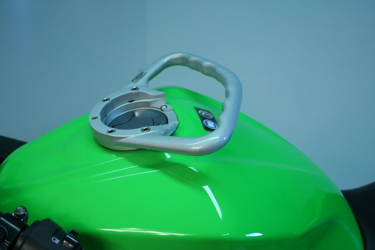 Maniglia serbatoio passeggero Kawasaki a 6 viti A-Sider - Qualità Prof 2 Maniglia serbatoio passeggero Kawasaki a 6 viti A-Sider - Qualità Prof - immagine 2