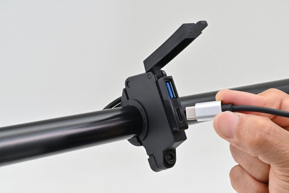 Presa USB da Manubrio Slim-Mount Daytona 81323 – USB-A & USB-C Daytona 2 Presa USB da Manubrio Slim-Mount Daytona 81323 – USB-A & USB-C Daytona - immagine 2