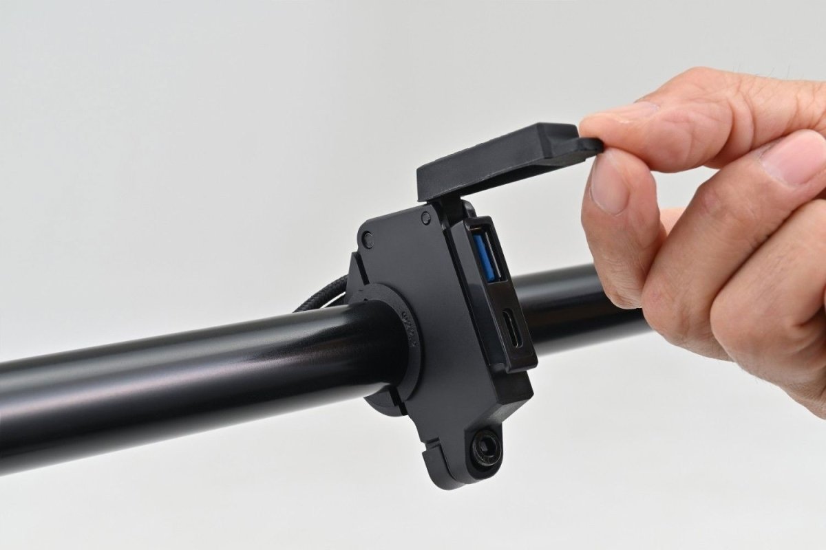 Presa USB da Manubrio Slim-Mount Daytona 81323 – USB-A & USB-C Daytona 5 Presa USB da Manubrio Slim-Mount Daytona 81323 – USB-A & USB-C Daytona - immagine 5