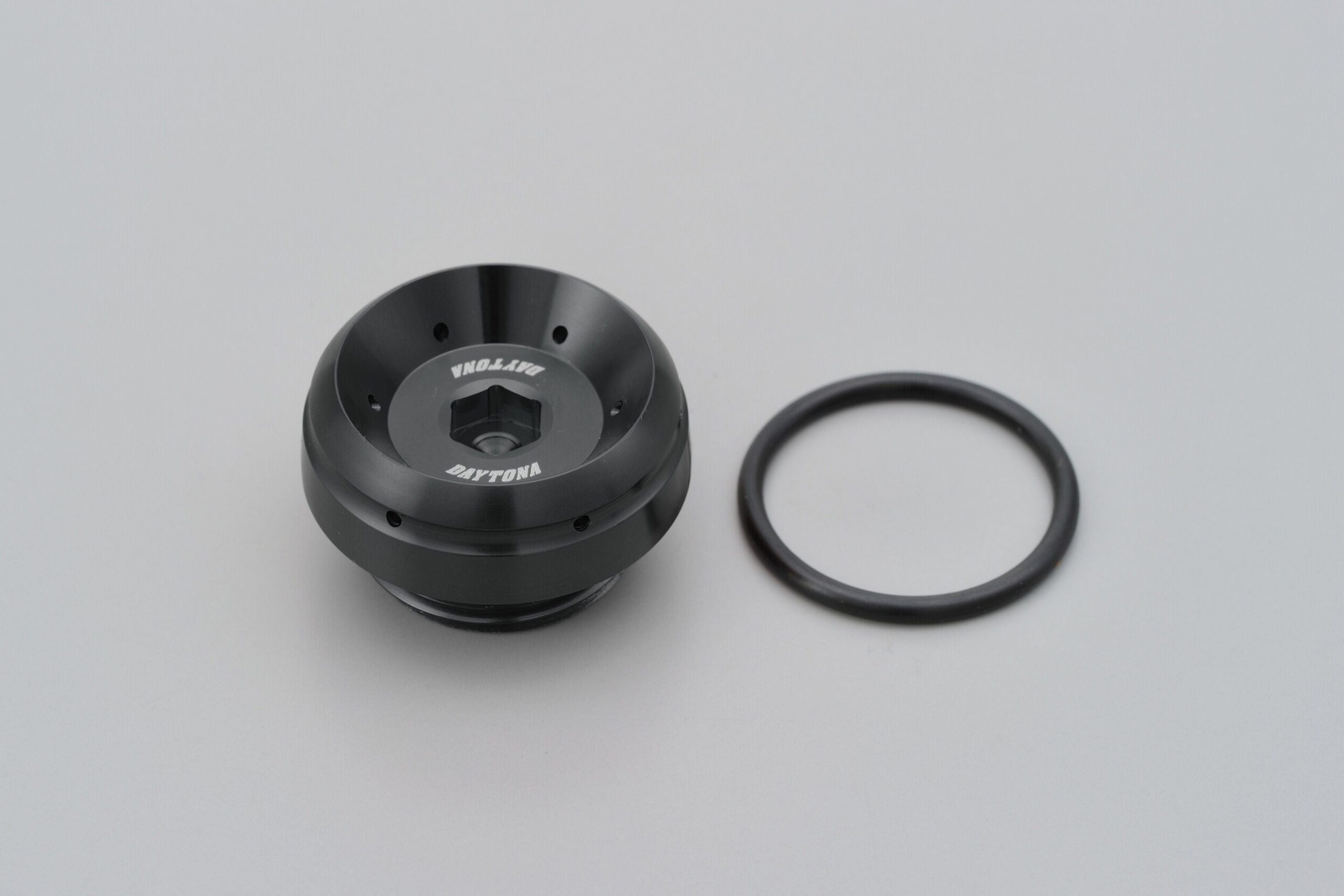 Tappo carico olio motore M27 x P3 Daytona - Qualità Professionale 1 Tappo carico olio motore M27 x P3 Daytona - Qualità Professionale