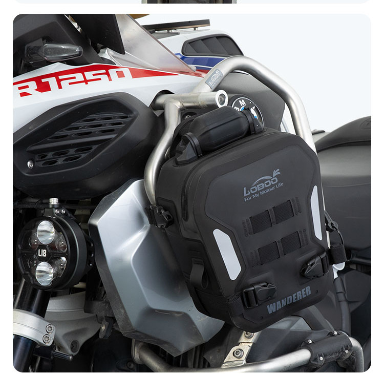 Borsa gonfiabile per moto LOBOO BHGB05T montata sul lato destro della barra paramotore di una BMW R 1250 GS